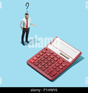 Nerd junger Mann mit Taschenrechner isoliert auf Blau Stockfoto