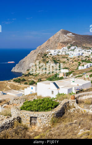 Folegandros Insel Blick auf die Klippe weiß getünchten Gebäuden in der Chora, Folegandros, Kykladen, Griechenland Stockfoto