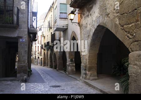 Spanien - Katalonien - Terra Alta (Bezirk) - TARRAGONA. Batea; carrer Major/Calle Mayor; Casas porticadas. Stockfoto