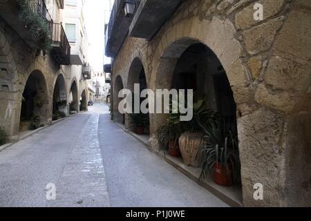 Spanien - Katalonien - Terra Alta (Bezirk) - TARRAGONA. Batea; carrer Major/Calle Mayor; Casas porticadas. Stockfoto