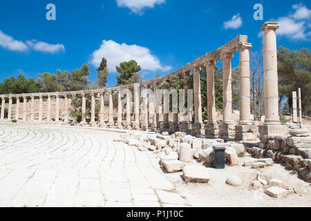 Forum (ovale Plaza) und Kolonnaden Straße in Jerash, Jordanien Stockfoto