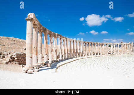 Forum (ovale Plaza) und Kolonnaden Straße in Jerash, Jordanien Stockfoto