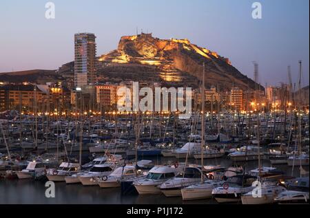 Spanien - Valencia autonome Region - L'ALACANTÍ (Kreis) - Alicante. Alicante/Alacant; Vista al Puerto Deportivo, Ciudad y Castillo de Santa Bárbara desde el Centro Comercial' Panoramis'. Stockfoto