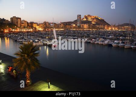 Spanien - Valencia autonome Region - L'ALACANTÍ (Kreis) - Alicante. Alicante/Alacant; Vista al Puerto Deportivo, Ciudad y Castillo de Santa Bárbara desde el Centro Comercial' Panoramis'. Stockfoto