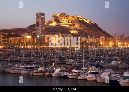 Spanien - Valencia autonome Region - L'ALACANTÍ (Kreis) - Alicante. Alicante/Alacant; Vista al Puerto Deportivo, Ciudad y Castillo de Santa Bárbara desde el Centro Comercial' Panoramis'. Stockfoto