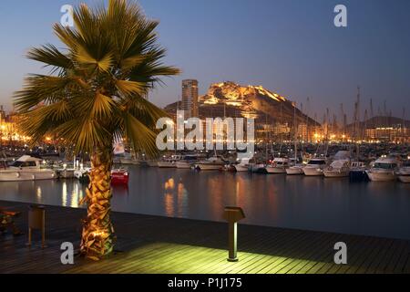 Spanien - Valencia autonome Region - L'ALACANTÍ (Kreis) - Alicante. Alicante/Alacant; Vista al Puerto Deportivo, Ciudad y Castillo de Santa Bárbara desde el Centro Comercial' Panoramis'. Stockfoto