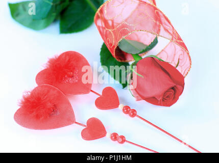 Valentinstag. Rose und Schmuck in Form von Herzen Stockfoto