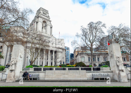 10 Trinity Square Gebäude im Beaux-Arts-Stil in Architektur jetzt das Four Seasons Hotel, am Trinity Square Gardens, London, England Stockfoto