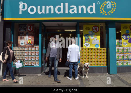 Menschen und Käufer vorbei an den Discounter Poundland auf Camden High Street im Norden von London. Während Sparmaßnahmen Poundland hat gut getan. Stockfoto