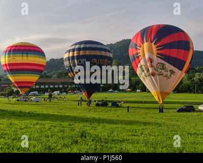Biella, Italien, 10. Juni 2018 - Drei schöne und Farbe heißluftballons am Frühlingsfest, Pollone dal Cielo, Biella Stockfoto