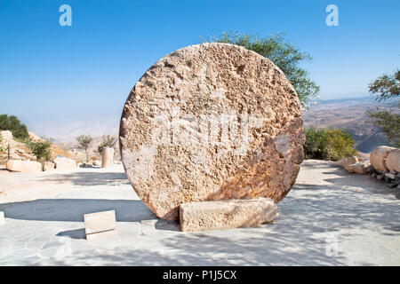 Kloster rolling stone Tür der Byzantinischen Dorf, einst bekannt als Kufer Abu Türe, Berg Nebo, Jordanien Stockfoto