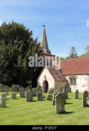 Englisches Dorf Kirche des Hl. Nikolaus in Brockenhurst gesehen aus dem Friedhof Stockfoto