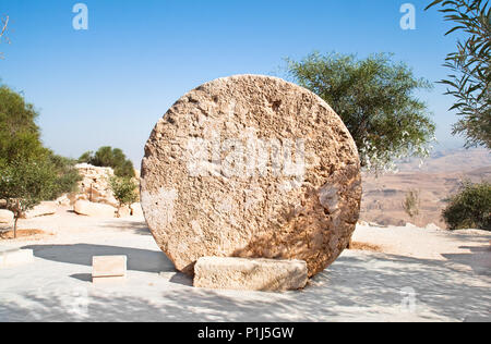 Kloster rolling stone Tür der Byzantinischen Dorf, einst bekannt als Kufer Abu Türe, Berg Nebo, Jordanien Stockfoto