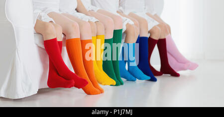 Kinder tragen bunte Regenbogen Socken. Kinder Schuhe Kollektion. Vielzahl von gestrickte Kniestrümpfe und Strumpfhosen. Kind Kleidung und Bekleidung. Kid fash Stockfoto