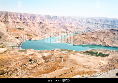 Wadi Al Mujib Panoramaaussicht auf die wunderschöne Berge, See, Jordanien Stockfoto