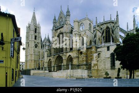 Spanien - Kastilien und Leon - LEON. Catedral (ARQ. gótica), Vista seitliche y ábside. Stockfoto