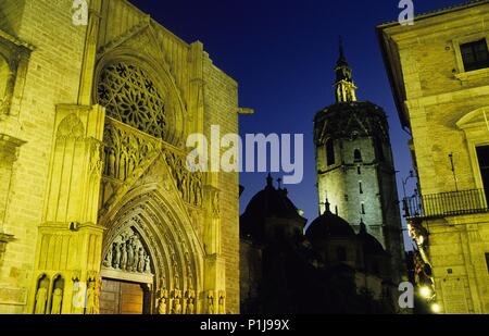 Kathedrale: Puerta de los Apóstoles/' Apostel Tür' und Micalet Turm (Torre del Miguelete). Stockfoto