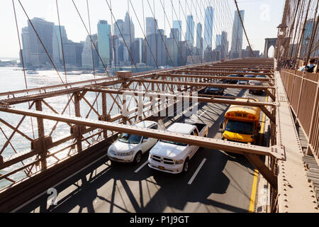 Brooklyn Bridge, New York - der Verkehr auf der Brücke mit Manhattan Skyline im Hintergrund, Brooklyn, Manhattan, New York City, USA Stockfoto
