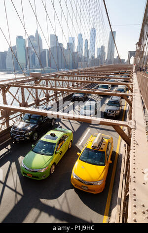 Brooklyn Bridge, New York - der Verkehr auf der Brücke mit Manhattan Skyline im Hintergrund, Brooklyn, Manhattan, New York City, USA Stockfoto