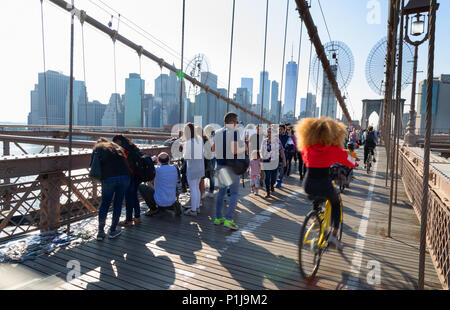 Menschen wandern und radfahren die Brooklyn Bridge, Brooklyn, New York City, USA Stockfoto