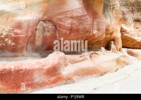 Wasser cannal und abstrakte bunte Muster in Sandstein Mauer der Welt wunder Canyon in Petra, Jordanien Stockfoto