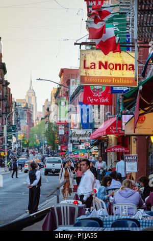 Little Italy New York; Kellner in den Restaurants warten, das Empire State Building im Hintergrund, Little Italy, New York City, USA Stockfoto