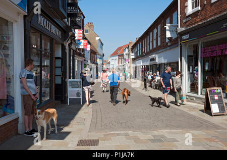 Menschen, die im Frühjahr zu Fuß ins Stadtzentrum gehen Beverley East Yorkshire England Großbritannien GB Großbritannien Stockfoto