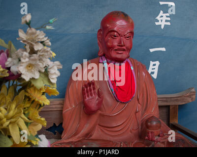 Binzuru Sonja, japanischen Gott der Heilung, mit blume Angebote, Enmyoji Tempel, Tempel 53, Shikoku 88 Tempel Pilgerreise, Japan Stockfoto