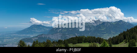 Wunderschöne Berglandschaft mit einer fantastischen Aussicht auf die Schweizer Alpen. Stockfoto