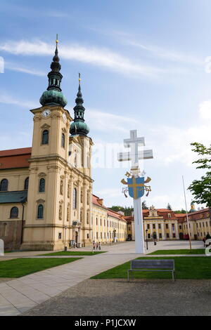 Päpstliche Wappen auf Kreuz, Velehrad Kloster, Tschechische Republik Stockfoto