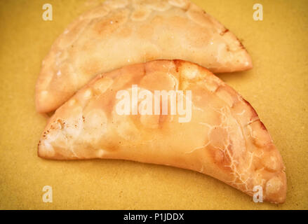 Traditionelle spanische Empanada auf Küchenpapier closeup Stockfoto