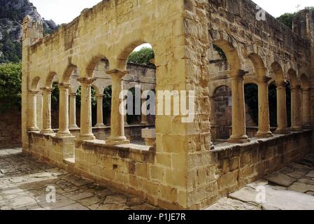 Spanien - Katalonien - Terra Alta (Bezirk) - TARRAGONA. Horta de Sant Joan; Santuari/Santuario de Sant Salvador a los Pies de Sierra homónima; claustre/claustro Románico. Stockfoto