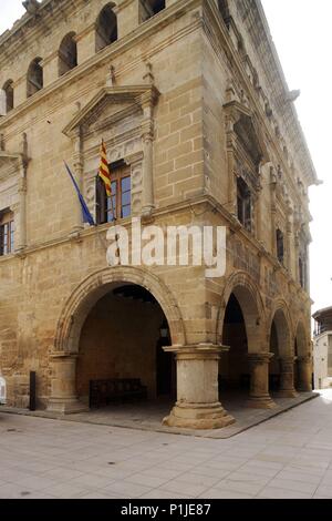 Spanien - Katalonien - Terra Alta (Bezirk) - TARRAGONA. Arnés; Palau-Ajuntament renaixentista/Palacio - Ayuntamiento renacentista. Stockfoto