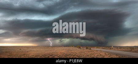 Cloud-Blitz von einem Gewitter mit shelfcloud oberhalb der neuen mexikanischen Wüste in der Nähe von Chipping Norton (Eddy County) bei Sonnenuntergang, USA Stockfoto