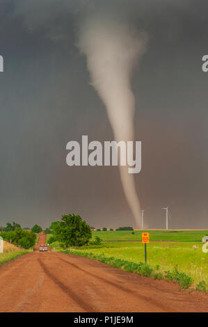 Abholung Antrieben über Schlamm Straße mit einem Tornado in einen Windpark in der Nähe von Rago, Kingman County, Kansas, USA am 19. Mai 2012 Stockfoto