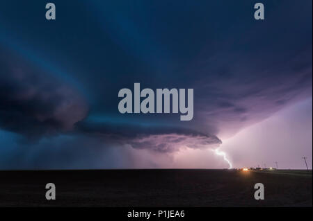 Gewitter mit niedrigen Wolkenuntergrenze und Blitz bei Nacht in der Nähe von Amarillo, Texas, USA Stockfoto