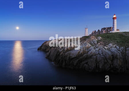 Phare de Saint-Mathieu bei Vollmond, Département Finistère, Bretagne, Frankreich Stockfoto