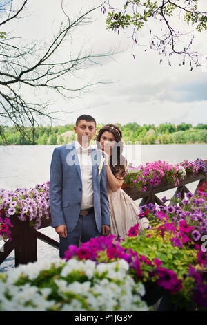 Schöne glückliche junge Braut und Bräutigam Hochzeit feiern im Freien Stockfoto