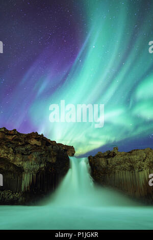 Der Aldeyjarfoss Wasserfall unter Nordlicht und Sternenhimmel, Austurland, Highlands, Island Stockfoto