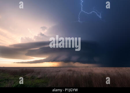 Wolke - - Wolke Blitz bei Sonnenuntergang mit einer Superzelle über die Felder von Leoti, Wichita County, Kansas, USA am 21. Mai 2016 Stockfoto