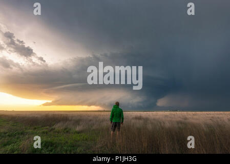 Storm Chaser und Fotograf Selbstportrait mit einer Superzelle über die Felder von Leoti, Wichita County, Kansas, USA am 21. Mai 2016 Stockfoto