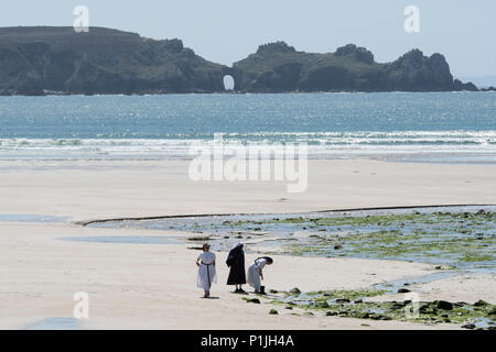 Drei Nonnen am Plage de Kerloc'h, mit Pointe de Dinan, in der Ferne die Halbinsel Crozon, Finistère, Bretagne, Frankreich. Stockfoto