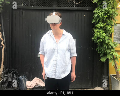 Rosie Collins, Gründer von Fred Unternehmen, das Tragen eines Ihrer Virtual reality Headsets, wie sie auch eingesetzt werden traumatisierten Familien kämpfen, ein Jahr nach dem Grenfell Turm Brand in, was geglaubt wird, eine erste UK zu erreichen. Stockfoto