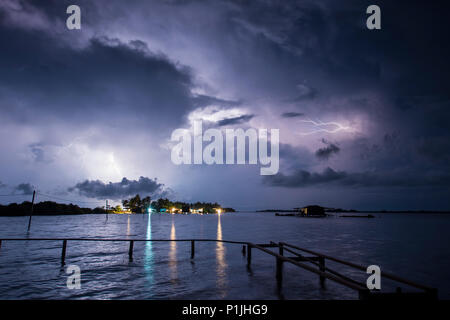 Cloud-to-Ground und Crawler Blitzentladungen über ein Dorf der Fischer (catatumbo Gewitter, der Ort mit der höchsten Blitzhäufigkeit weltweit), Ologa, Zulia, Venezuela, Südamerika Stockfoto