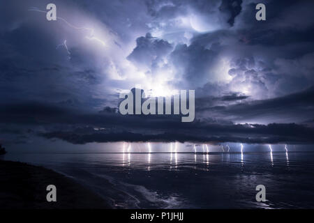 Lightshow Gewitter mit starken Aufwinde, Eiskappen und eine sich entwickelnde Shelf cloud über dem See Maracaibo (catatumbo Gewitter, der Ort mit der höchsten Blitzhäufigkeit weltweit), Ologa, Zulia, Venezuela, Südamerika Stockfoto