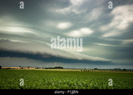 Leistungsstarke Shelf cloud mit einem entgegenkommenden mesoskaligen konvektiven System (MCS) in der Nähe von Döbeln, Sachsen, Deutschland Stockfoto