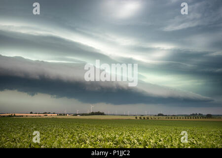 Leistungsstarke Shelf cloud mit einem entgegenkommenden mesoskaligen konvektiven System (MCS) in der Nähe von Döbeln, Sachsen, Deutschland Stockfoto