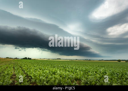 Leistungsstarke Shelf cloud mit einem entgegenkommenden mesoskaligen konvektiven System (MCS) in der Nähe von Döbeln, Sachsen, Deutschland Stockfoto