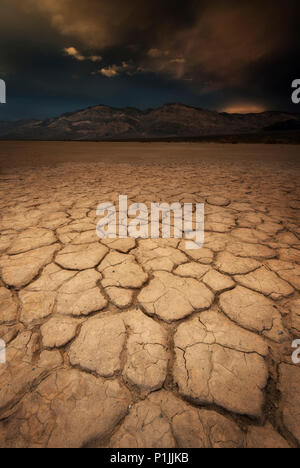 Trockene lakebed der Panamint Playa mit Regenbogen Fragment im Death Valley National Park, Kalifornien, USA Stockfoto