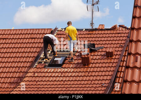 Arbeitnehmer im Dach Stockfoto